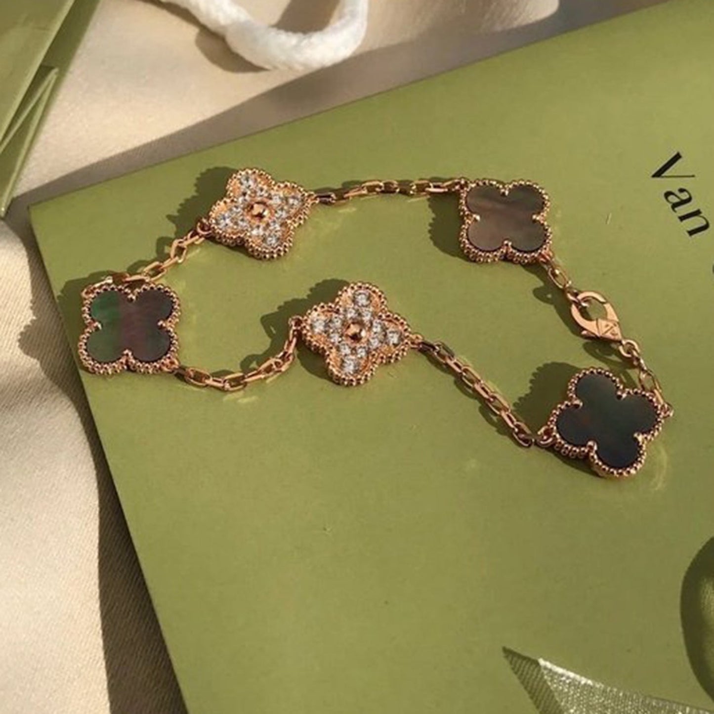 [Azure Tears]LUCKY CLOVER 5-MOTIF BRACELET - GREY MOTHER-OF-PEARL COLLECTION