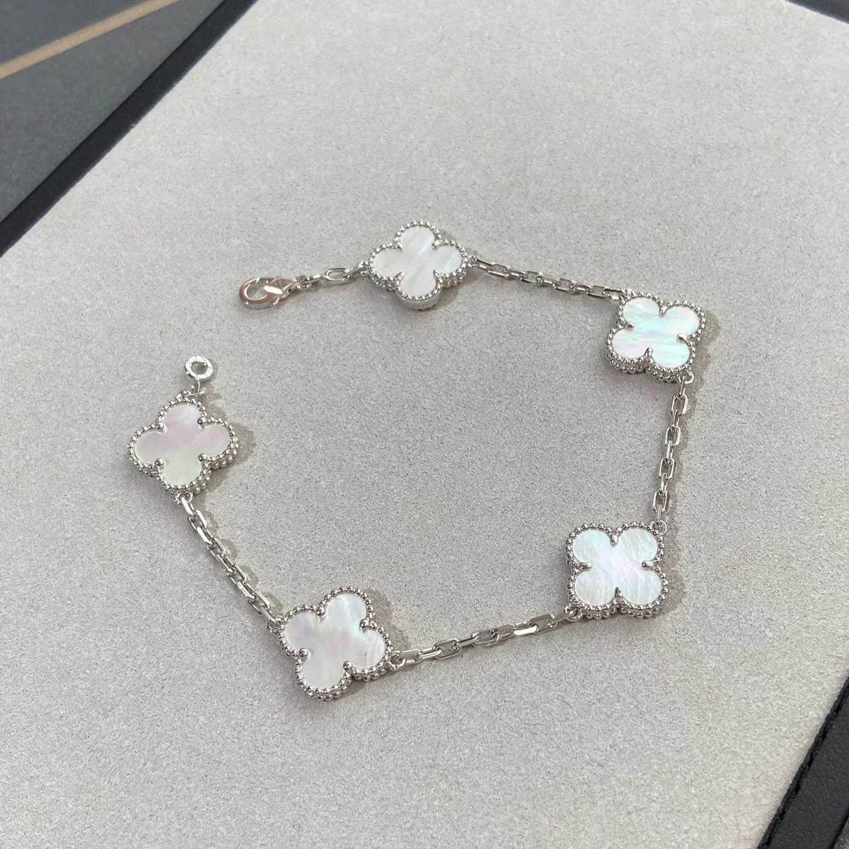 [Azure Tears]LUCKY CLOVER 5-MOTIF BRACELET - WHITE MOTHER-OF-PEARL COLLECTION