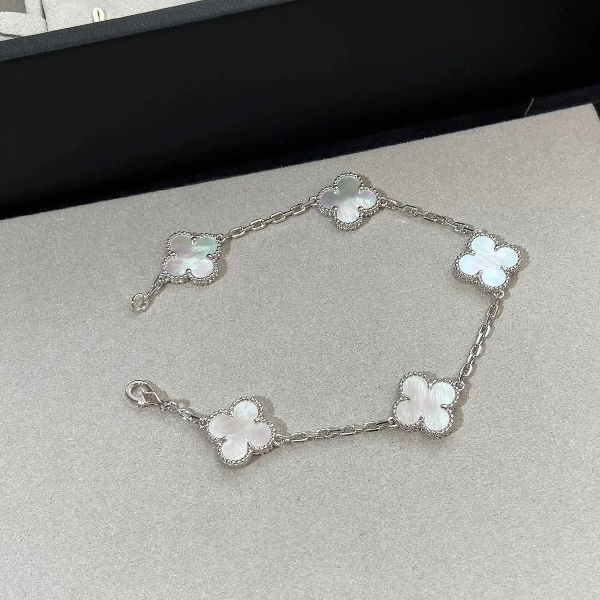 [Azure Tears]LUCKY CLOVER 5-MOTIF BRACELET - WHITE MOTHER-OF-PEARL COLLECTION