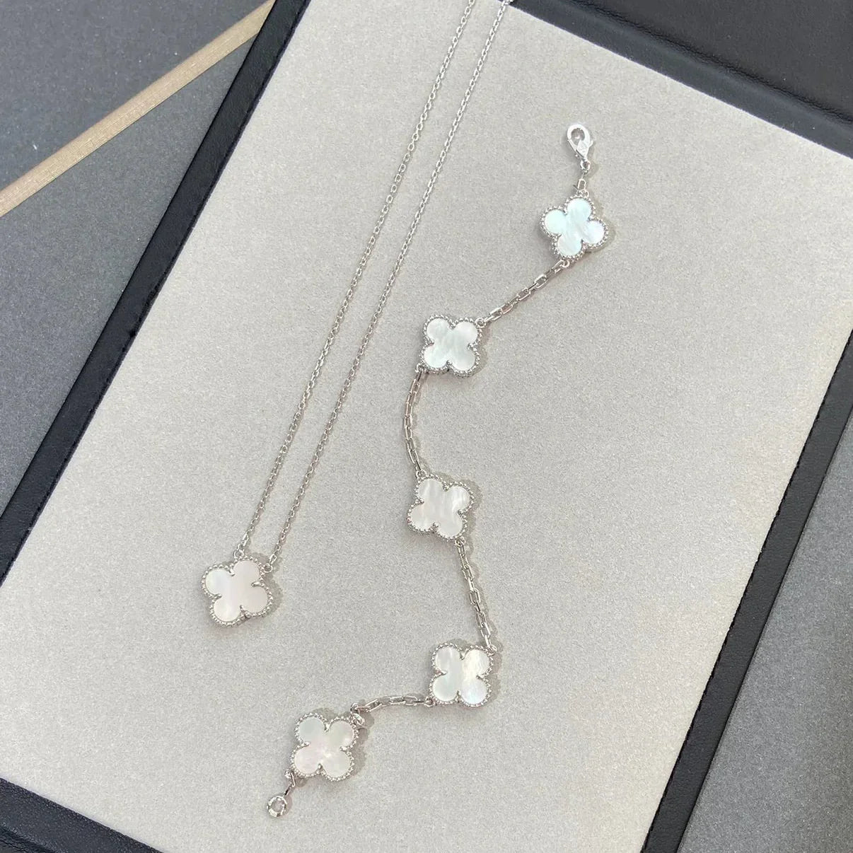 [Azure Tears]LUCKY CLOVER 5-MOTIF BRACELET - WHITE MOTHER-OF-PEARL COLLECTION