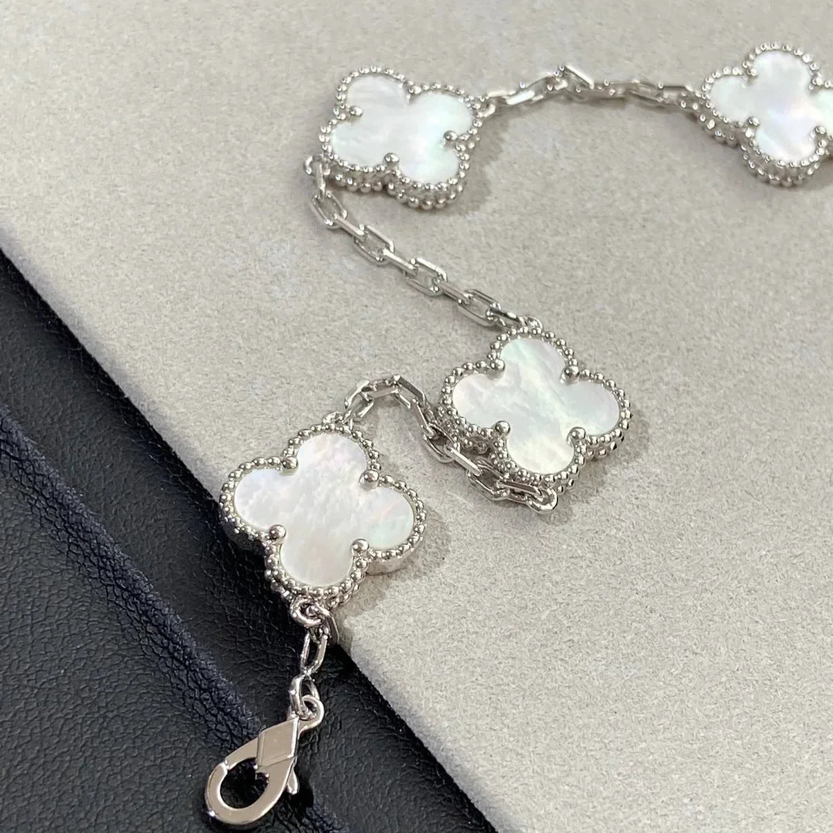 [Azure Tears]LUCKY CLOVER 5-MOTIF BRACELET - WHITE MOTHER-OF-PEARL COLLECTION