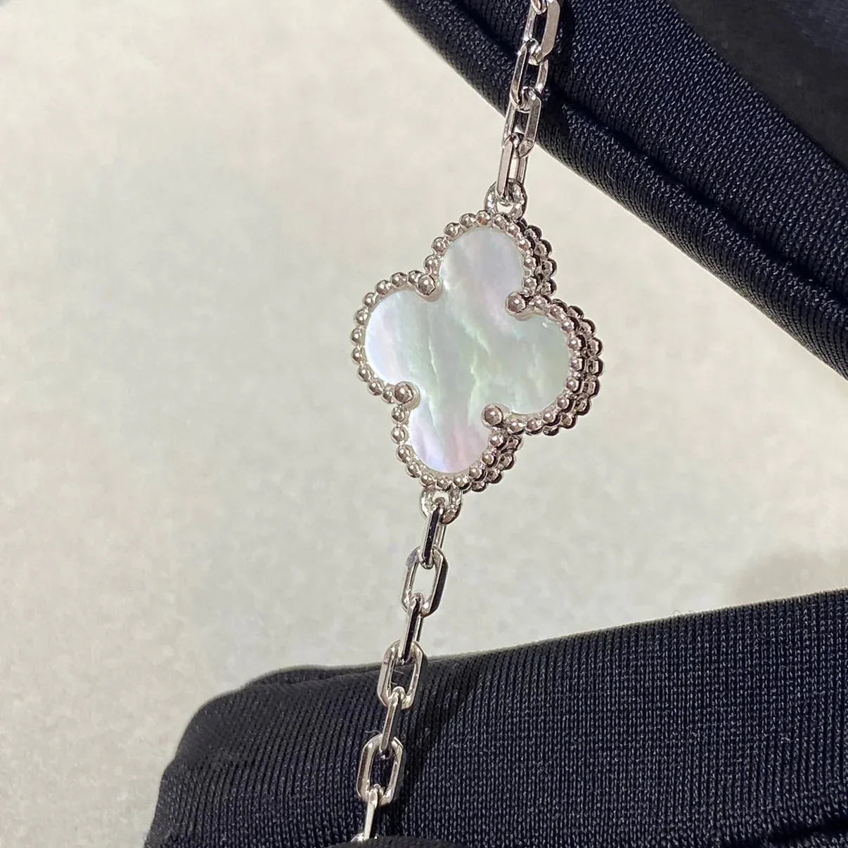 [Azure Tears]LUCKY CLOVER 5-MOTIF BRACELET - WHITE MOTHER-OF-PEARL COLLECTION