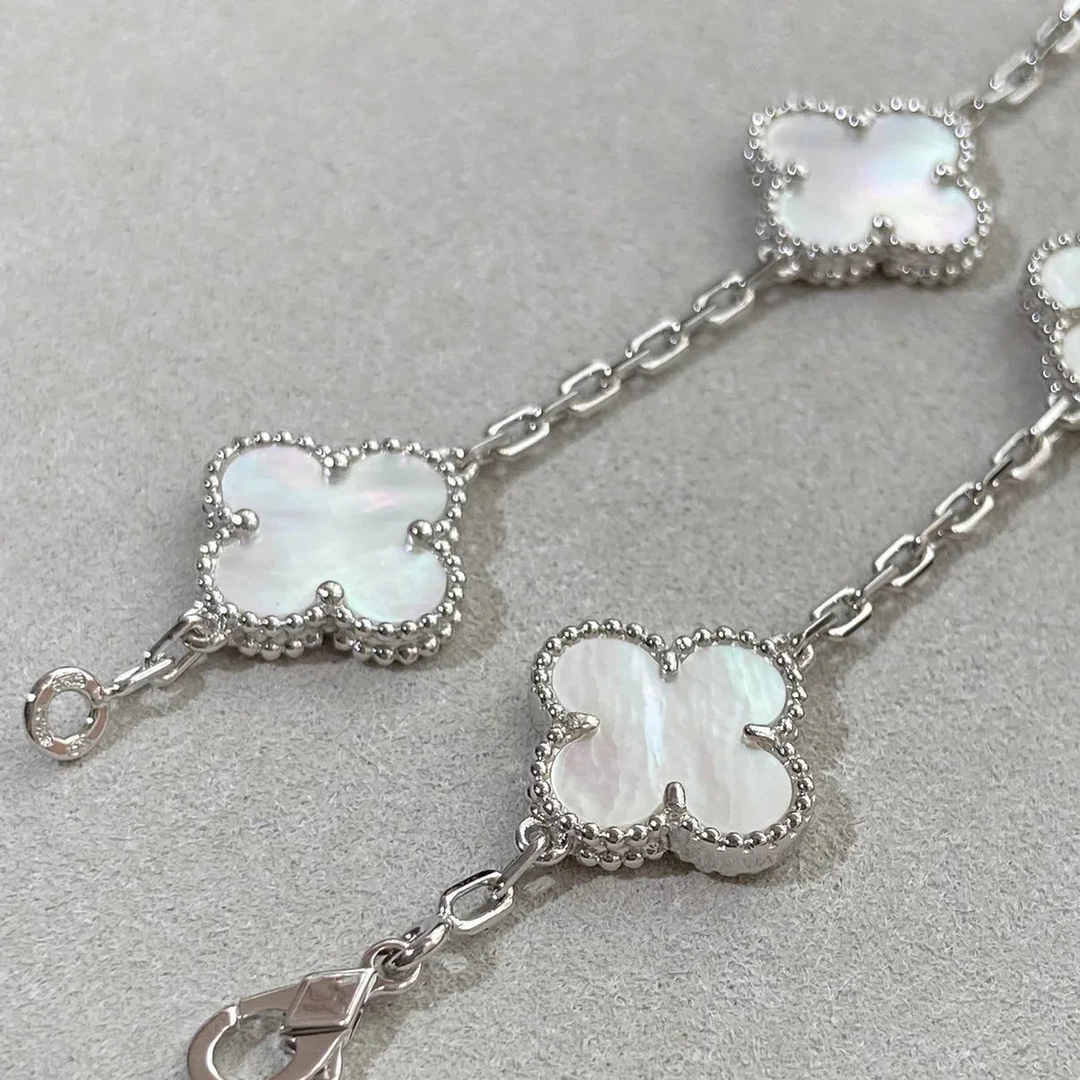 [Azure Tears]LUCKY CLOVER 5-MOTIF BRACELET - WHITE MOTHER-OF-PEARL COLLECTION