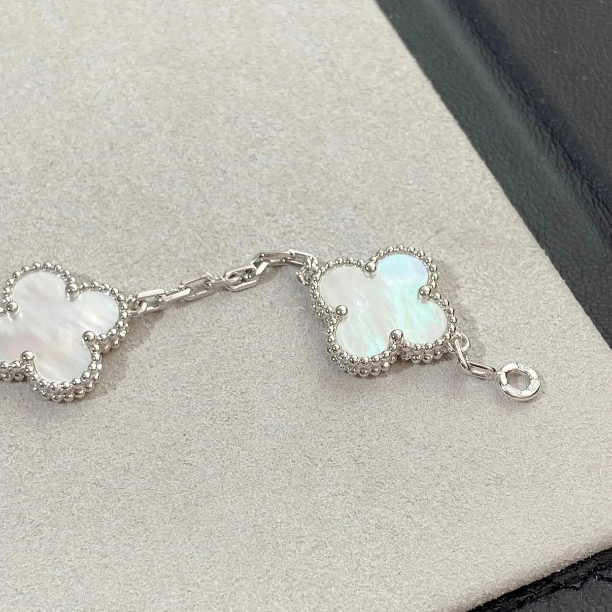[Azure Tears]LUCKY CLOVER 5-MOTIF BRACELET - WHITE MOTHER-OF-PEARL COLLECTION