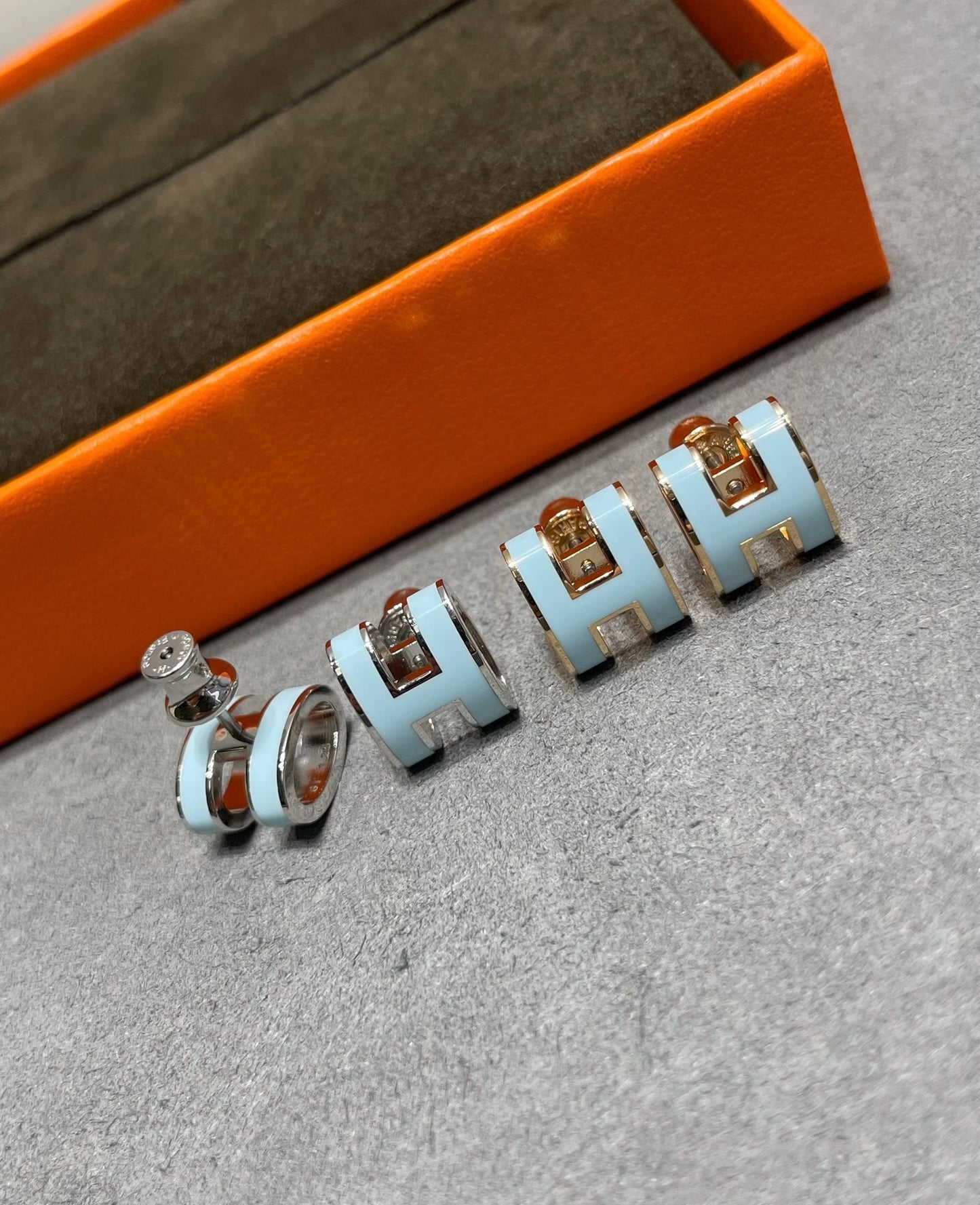 [Azure Tears]POP H SKY BLUE STUD EARRINGS