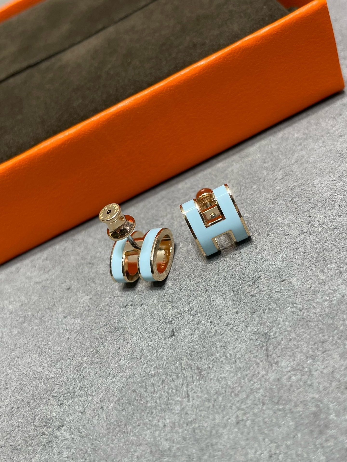 [Azure Tears]POP H SKY BLUE STUD EARRINGS