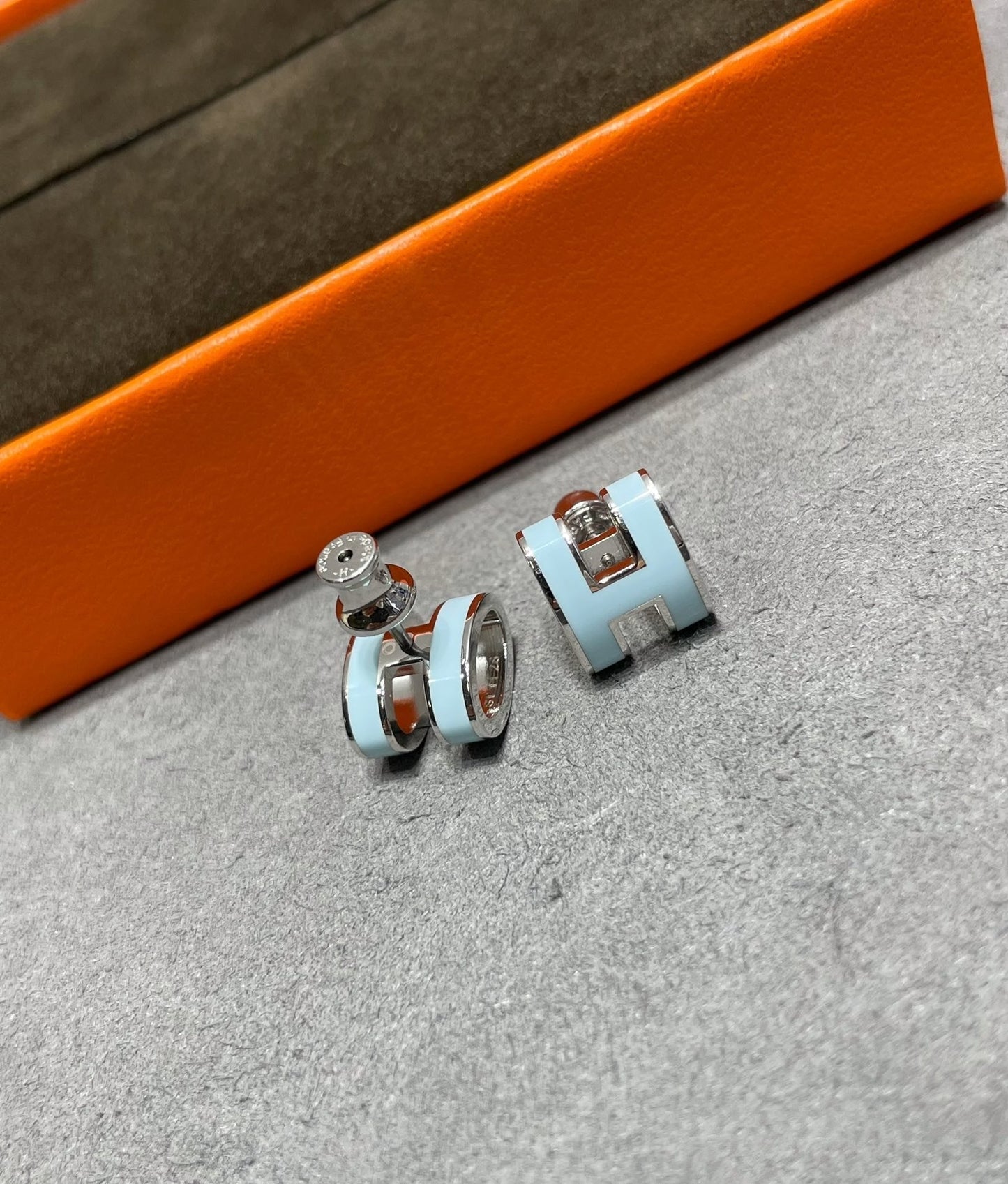 [Azure Tears]POP H SKY BLUE STUD EARRINGS