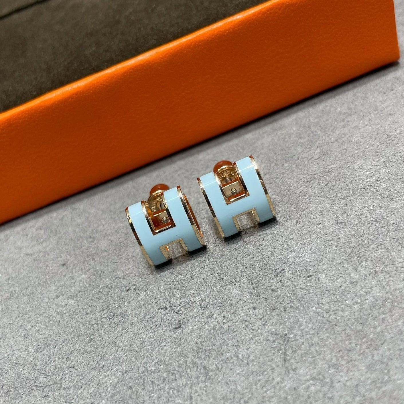 [Azure Tears]POP H SKY BLUE STUD EARRINGS