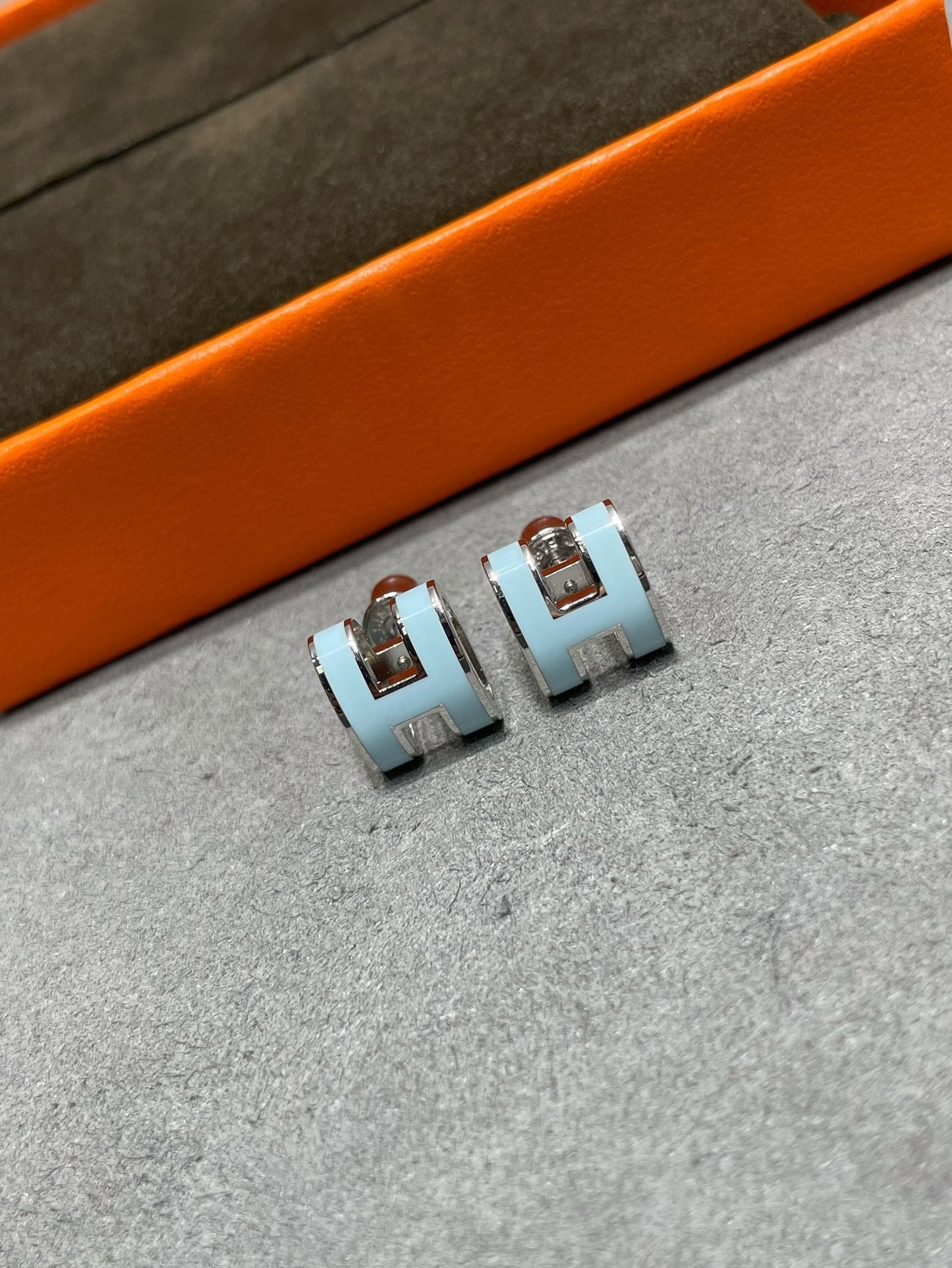 [Azure Tears]POP H SKY BLUE STUD EARRINGS