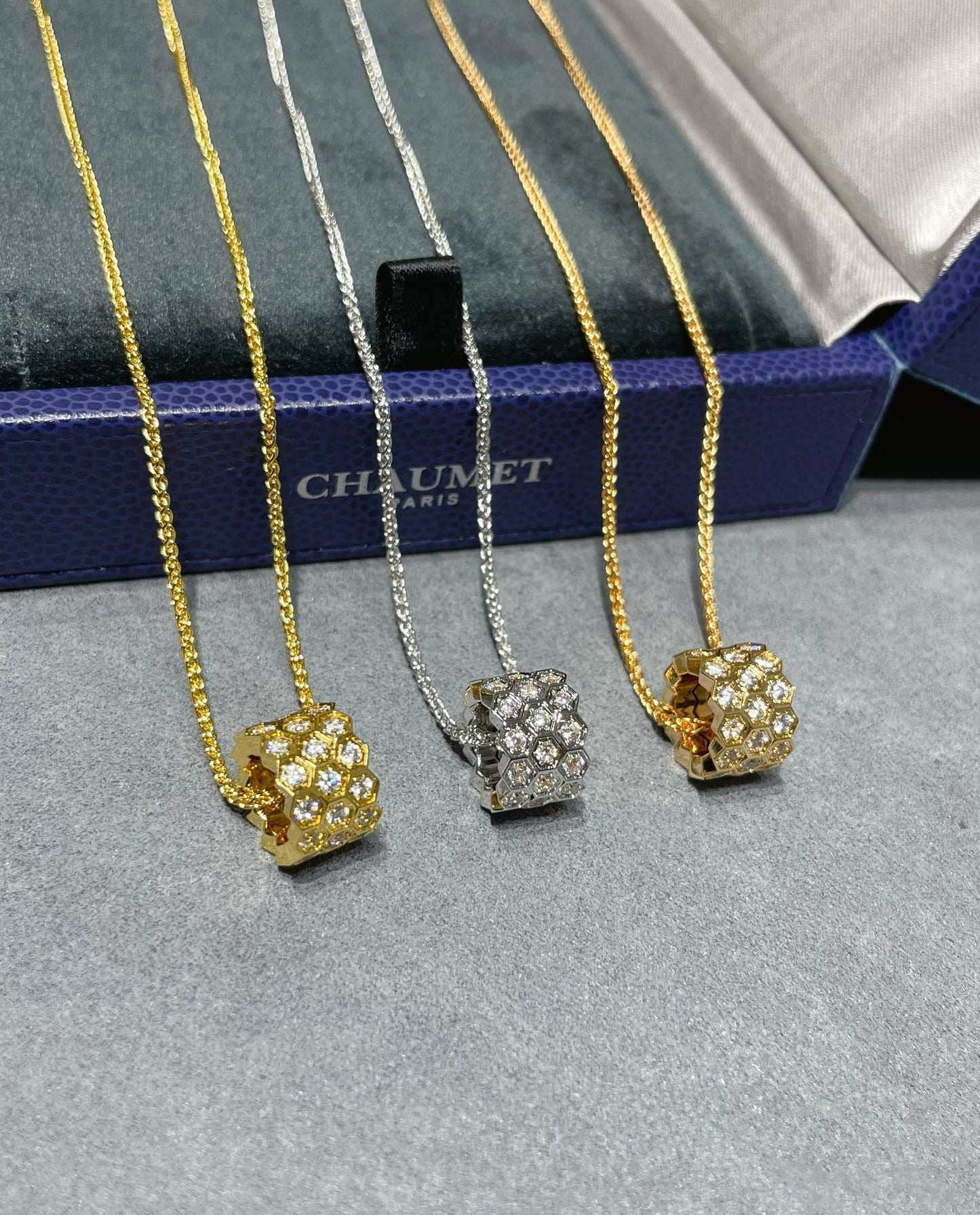 [Azure Tears]BEE LOVE DIAMOND PAVED 3 ROW NECKLACE