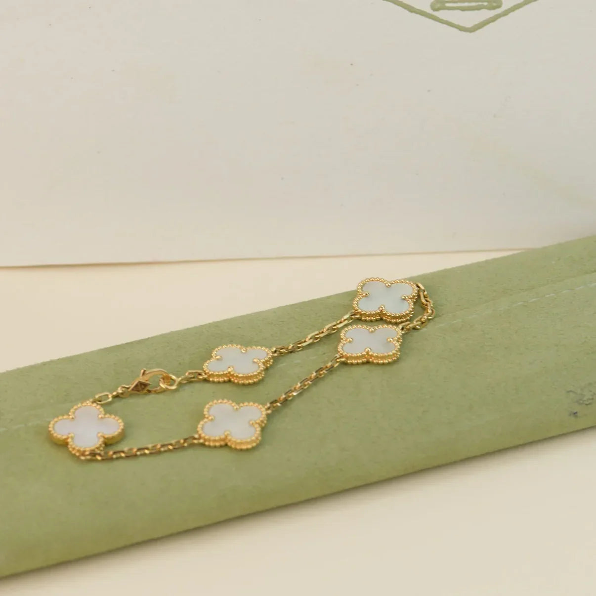 [Azure Tears]LUCKY CLOVER 5-MOTIF BRACELET - WHITE MOTHER-OF-PEARL COLLECTION
