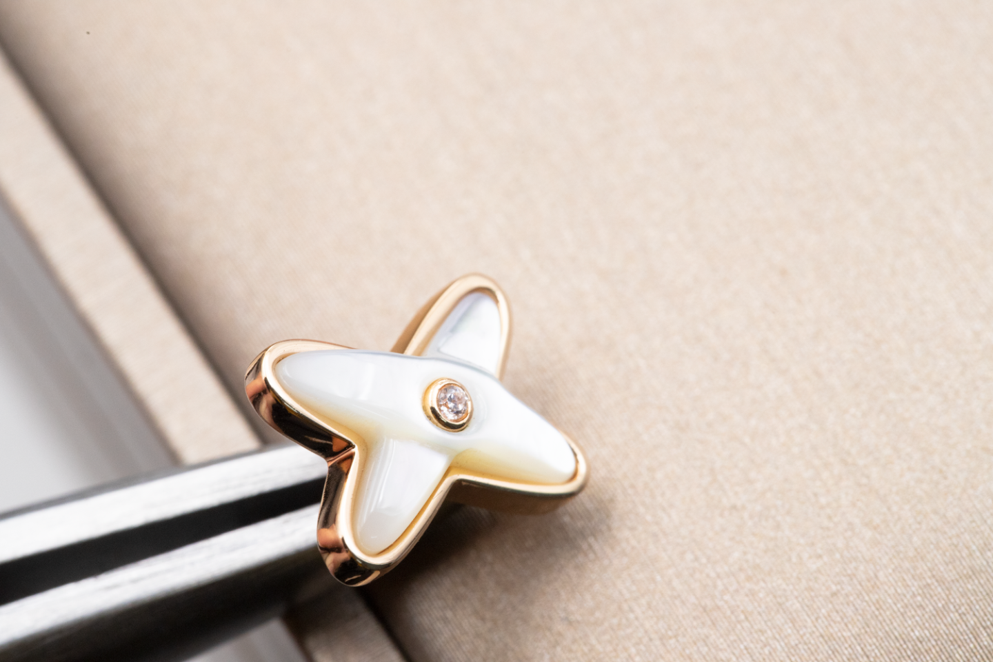 [Azure Tears]JEUX DE WHITE MOP ROSE GOLD DIAMOND EARRINGS