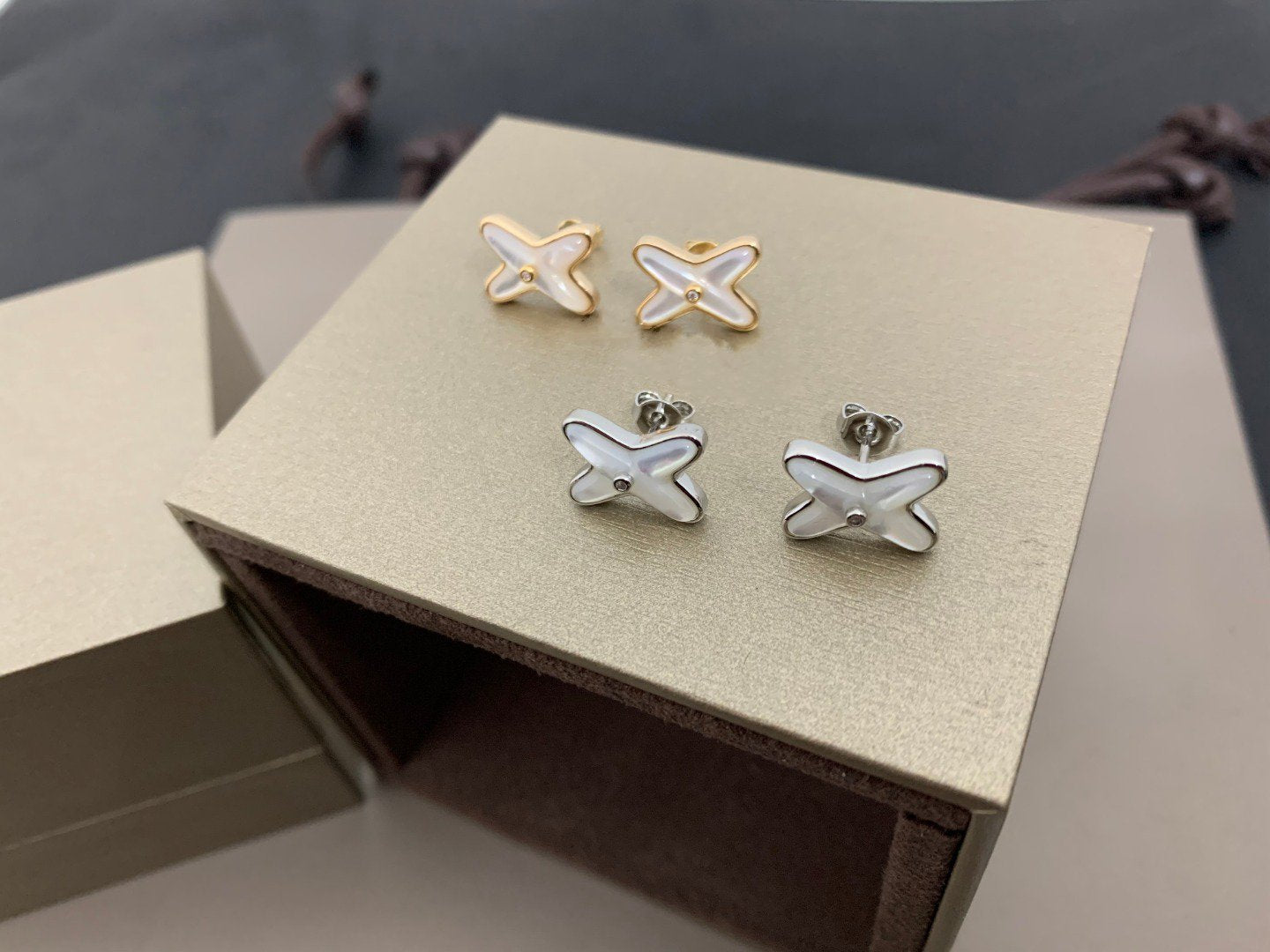 [Azure Tears]JEUX DE WHITE MOP SILVER DIAMOND EARRINGS