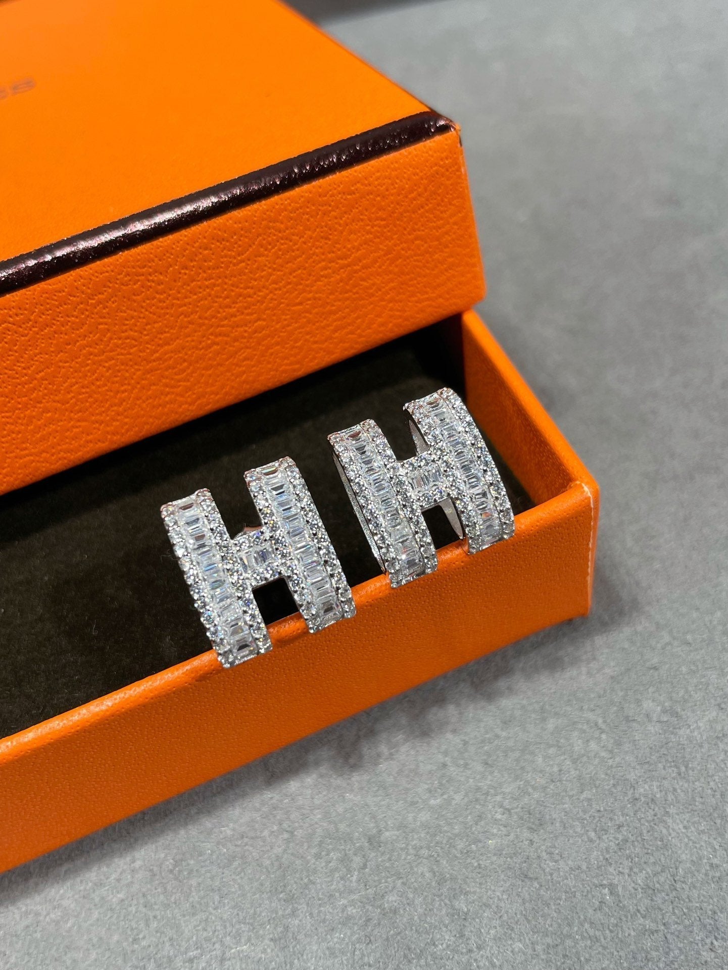 [Azure Tears]H STUD EARRINGS WITH SILVER DIAMONDS