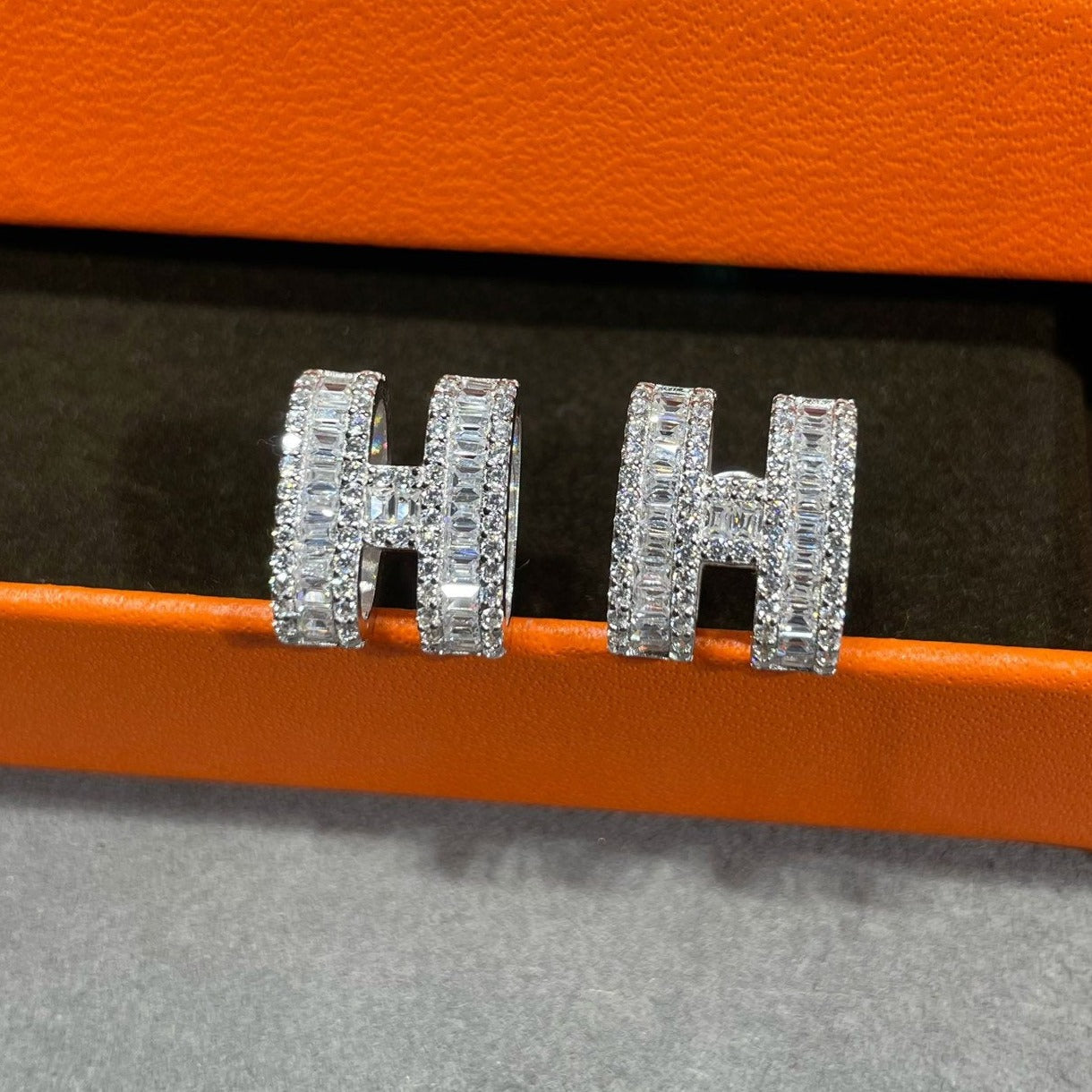 [Azure Tears]H STUD EARRINGS WITH SILVER DIAMONDS
