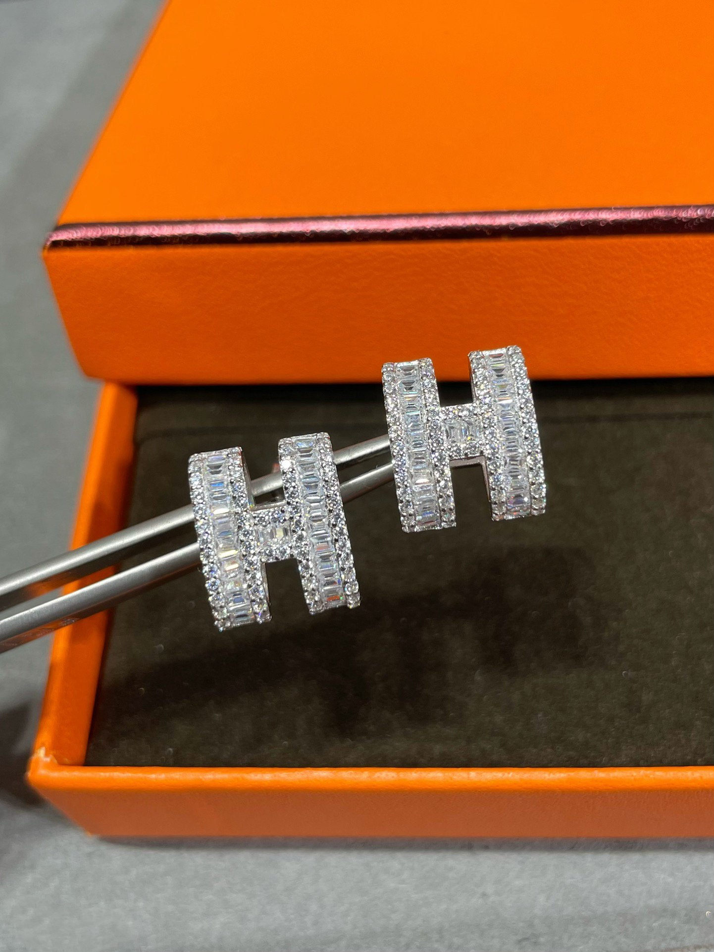 [Azure Tears]H STUD EARRINGS WITH SILVER DIAMONDS