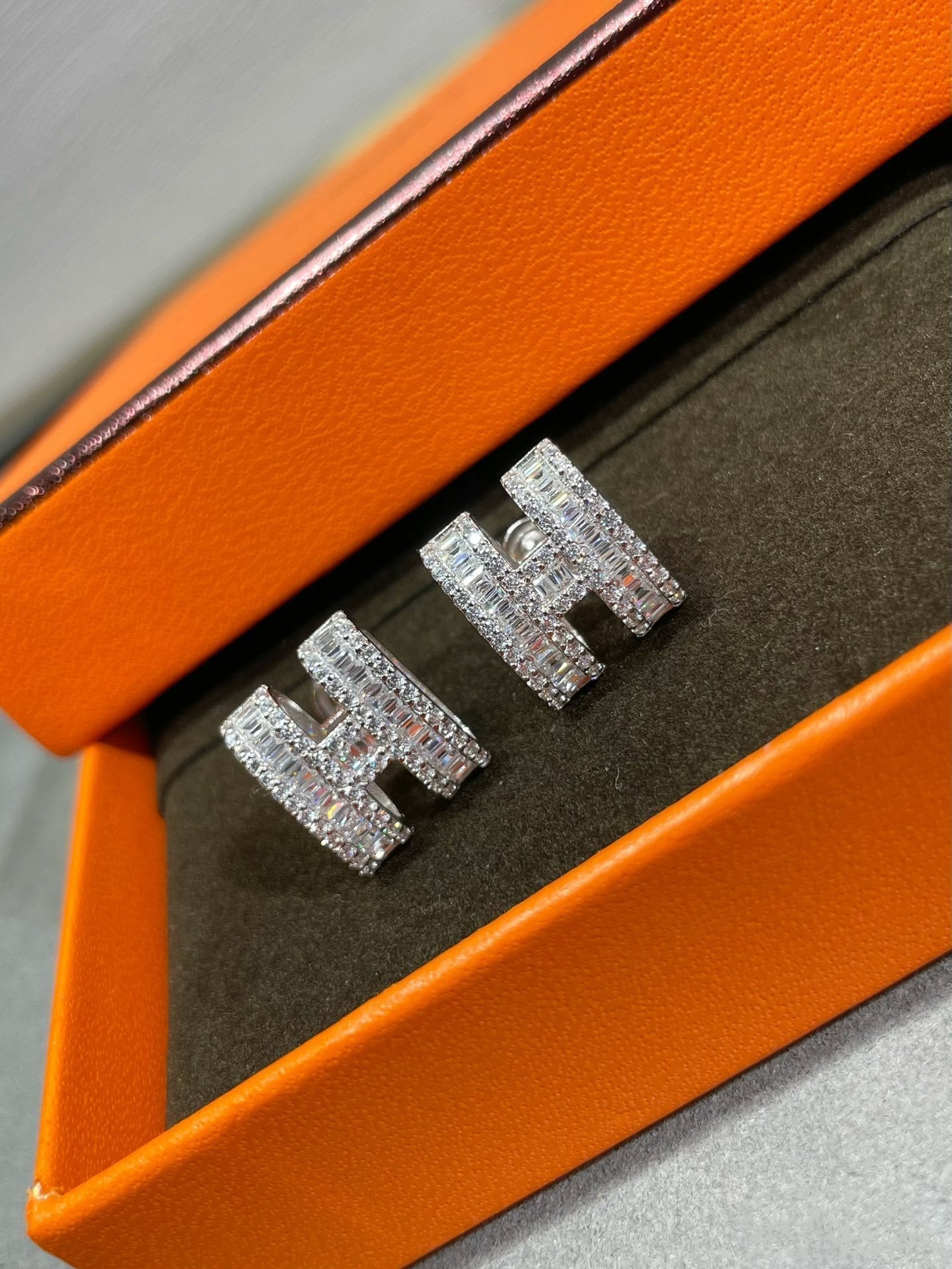 [Azure Tears]H STUD EARRINGS WITH SILVER DIAMONDS