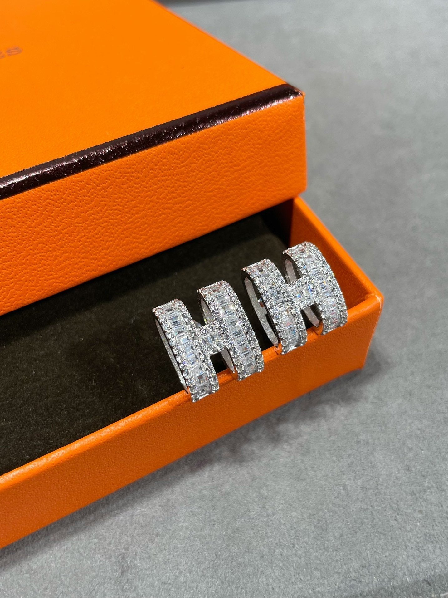 [Azure Tears]H STUD EARRINGS WITH SILVER DIAMONDS