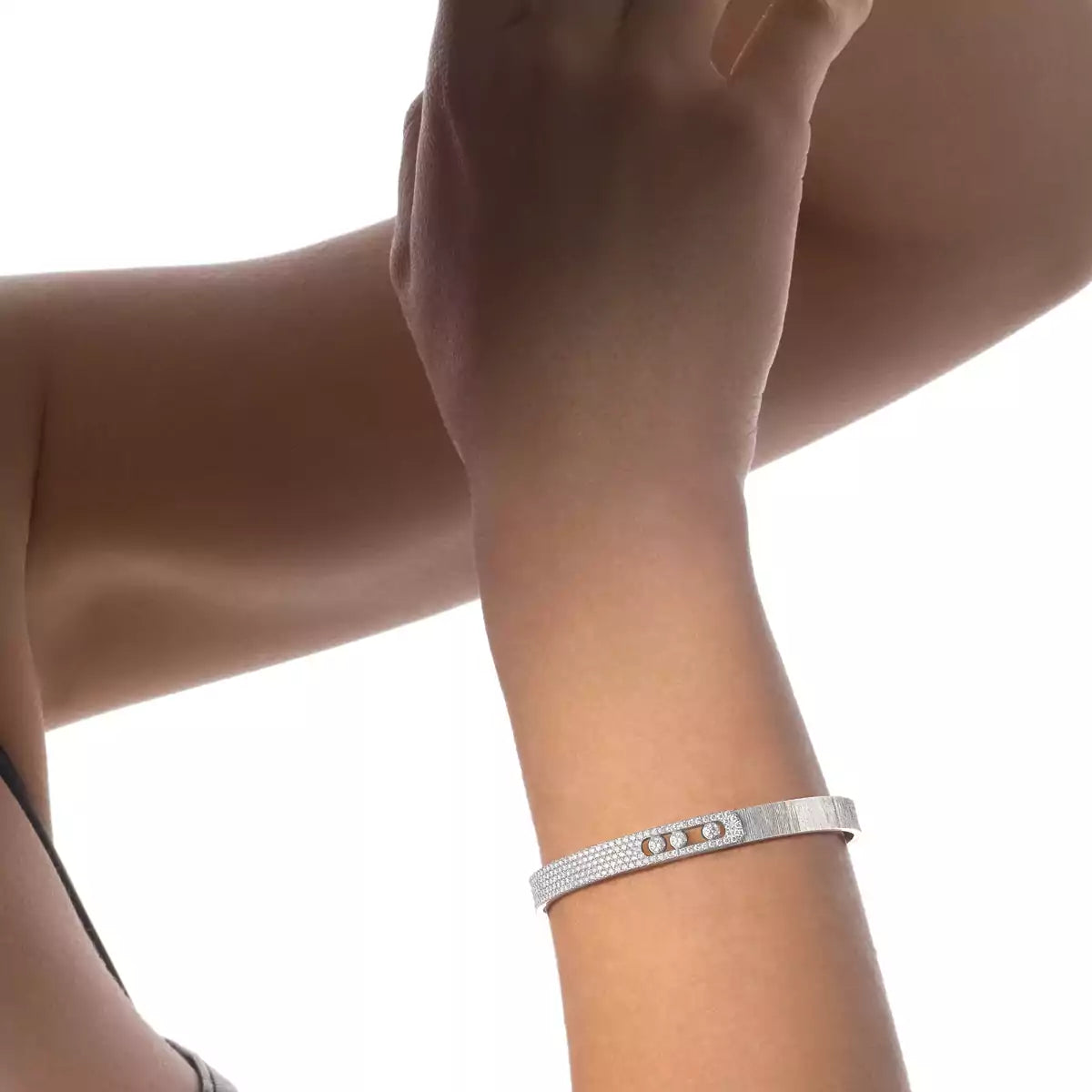 [Azure Tears]MOVE NOA CISELÉ HALF-PAVÉ DIAMOND BANGLE BRACELET