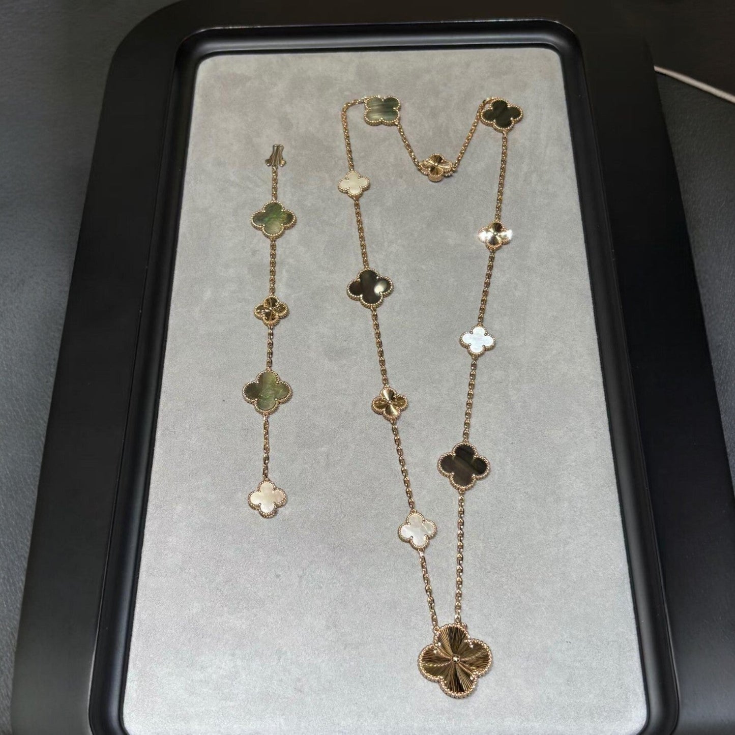 [Azure Tears]DETACHABLE 15-MOTIF CLOVER STATEMENT SET - GREY MOTHER-OF-PEARL & LASER