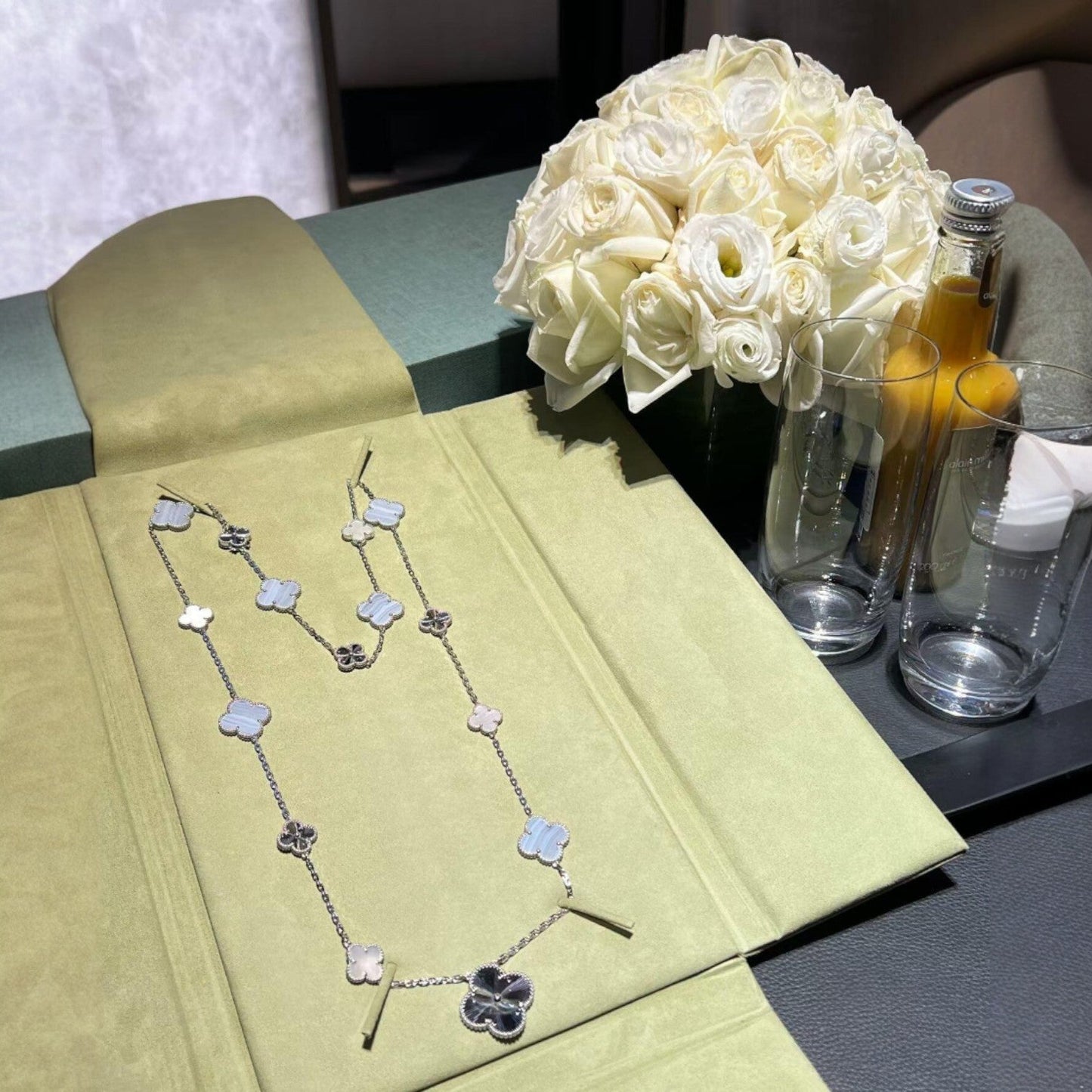 [Azure Tears]DETACHABLE 15-MOTIF CLOVER STATEMENT SET - PURPLE CHALCEDONY & LASER